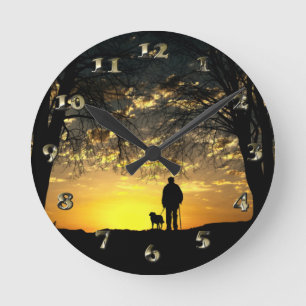 Horloge Ronde Silhouette d'arbre de l'homme et du chien au couch
