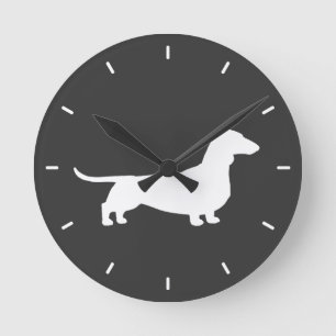 Horloge Ronde Silhouette de teckel - chien aux cheveux courts de
