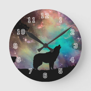 Horloge Ronde Silhouette d'hurlement de loup avec les lumières