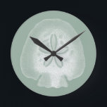 Horloge Ronde Silhouette Dollar De Sable<br><div class="desc">Pouvez-vous imaginer vivre votre vie sur la plage ? Obtenez cette belle image de cette silhouette de sable dollar à ajouter à votre collection de plage. Cette oeuvre d'art translucide unique est parfaite pour tous vos produits Zazzle. C'est l'art contemporain et moderne qui vous fera le plus chic parmi vos...</div>