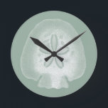 Horloge Ronde Silhouette Dollar De Sable<br><div class="desc">Pouvez-vous imaginer vivre votre vie sur la plage ? Obtenez cette belle image de cette silhouette de sable dollar à ajouter à votre collection de plage. Cette oeuvre d'art translucide unique est parfaite pour tous vos produits Zazzle. C'est l'art contemporain et moderne qui vous fera le plus chic parmi vos...</div>