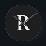 Horloge Ronde Simple Monogramme noir et blanc<br><div class="desc">Il s'agit d'un monogramme simple, moderne et personnalisé. Ce design élégant est en noir et blanc classique avec une typographie élégante. Il est parfait pour un cadeau personnalisé ou idéal comme un nouvel ajout à votre décor maison. Ajoutez simplement votre lettre initiale en la tapant dans la zone de texte...</div>