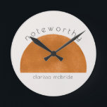 Horloge Ronde Soleil Abstrait minimaliste moderne personnalisé<br><div class="desc">design dispose d'une abstraite moderne brillante forme soleil avec le mot Noteworthy dans un script moderne bloc de typographie. Customisez facilement votre nom de choix. Idéal souvenir et souvenir cadeau pour toutes les occasions.</div>