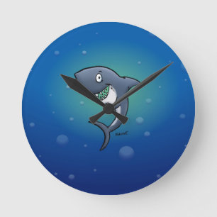Horloge Ronde Sourire un requin drôle sur un Arrière - plan bleu
