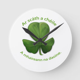 Horloge Ronde Sous l'abri de l'autre, les gens survivent