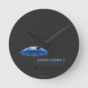 Horloge Ronde Sous le parapluie bleu de Debbie