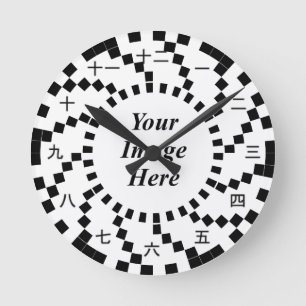 Horloge Ronde Spirale de chiffres japonais par Kenneth Yoncich