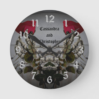 Horloge Ronde Squelette gothique romantique mains tenant des ros