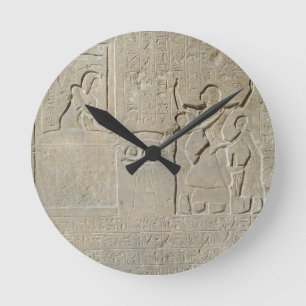 Horloge Ronde Stele des colliers, Hormin recevant l'or