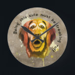 Horloge Ronde Style pop art Golden Retriever<br><div class="desc">Cette horloge de style pop art Golden Retriever présente un carlin dans les tons d'automne de vert, jaune, orange, marron avec une citation de chien : Etre ce mignon doit être flippant ruff. Cette horloge ludique et ludique ajoutera une pop de couleur à votre chambre. C'est l'accent parfait pour n'importe...</div>