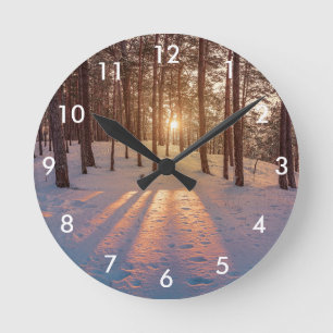 Horloge Ronde Sunset in snowy winter pine forest