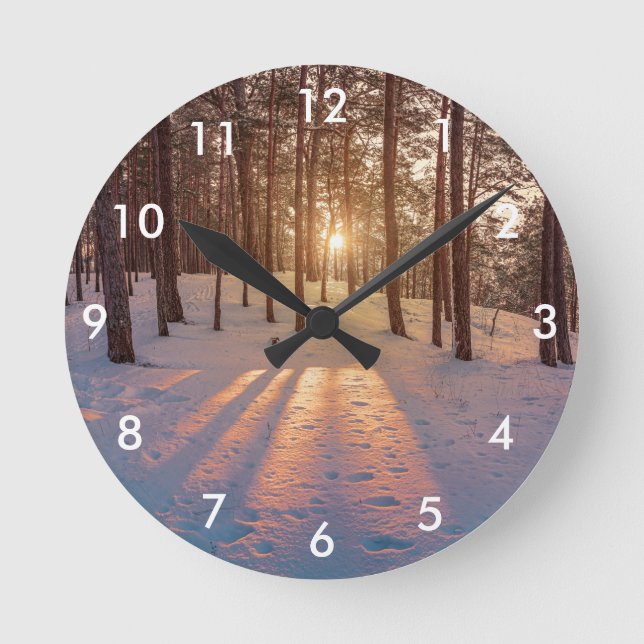 Horloge Ronde Sunset in snowy winter pine forest (Recto)