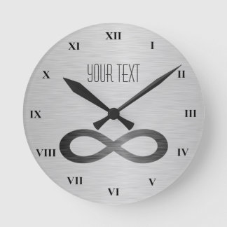 Horloge Ronde Symbole d'infini sur la texture métallique de Faux