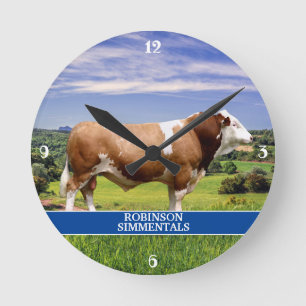 Horloge Ronde Taureau Simmental dans le pâturage