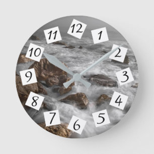 Horloge Ronde Tempête de plage avec rochers et vagues océaniques