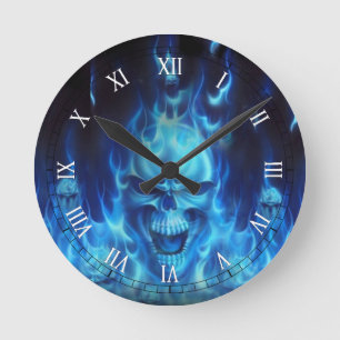 Horloge Ronde tête bleue de crâne avec des flammes
