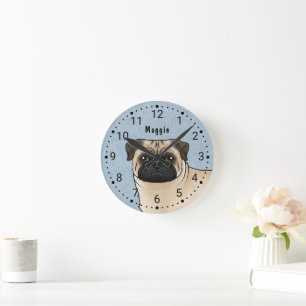 Horloge Ronde Tête de race de chien Pug Fawn et nom Bleu