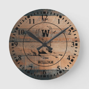 Horloge Ronde Texture en bois rustique et monogramme de cerfs su