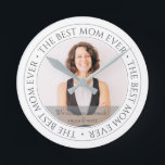 Horloge Ronde The Best Mama Ever Modern Classic<br><div class="desc">Ce design simple et classique est composé de typographie serif et d'ajouter une photo personnalisée. "The Best Mom Ever" tourne autour de la photo de votre mère,  de votre mère,  de votre mère,  de votre mère,  de votre mère,  etc.</div>