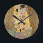 Horloge Ronde The Kiss, 1907-08<br><div class="desc">Numéro de collection d'images:  XAM601 The Kiss,  1907-08 (huile sur toile). Klimt,  Gustav (1862-1918) huile sur toile. Osterreichische Galerie Belvedere,  Vienne,  Autriche.1907</div>