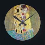 Horloge Ronde The Kiss (original Der Kuss) par Gustav Klimt<br><div class="desc">The Kiss (1907-1908). Artiste : Gustav Klimt (1862-1918). Le Kiss (original Der Kuss) est probablement l'oeuvre la plus célèbre de Gustav Klimt. Il a commencé à y travailler en 1907 et c'est le point culminant de sa soi-disant "période d'or". The Kiss est une vintage peinture d'amour et d'amour de l'époque...</div>