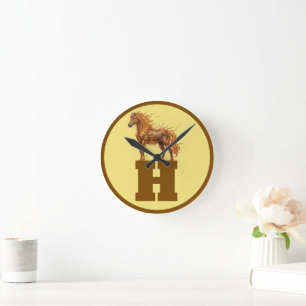 Horloge Ronde Timbre Sauvage – Art de Chevaux Majestueux en Cour