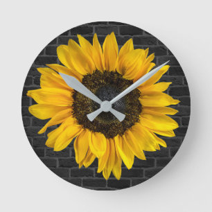 Horloge Ronde tournesol jaune sur mur de briques