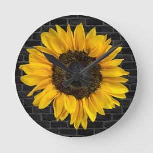 Horloge Ronde tournesol jaune sur mur de briques