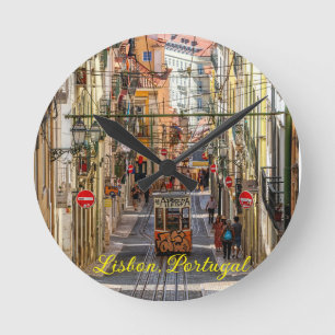 Horloge Ronde Tramway avec grafitti, Lisbonne, Portugal