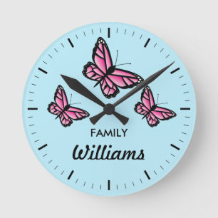 Horloge Ronde Trois papillons roses avec nom de famille
