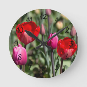 Horloge Ronde Tulipes rouges et violettes délicates