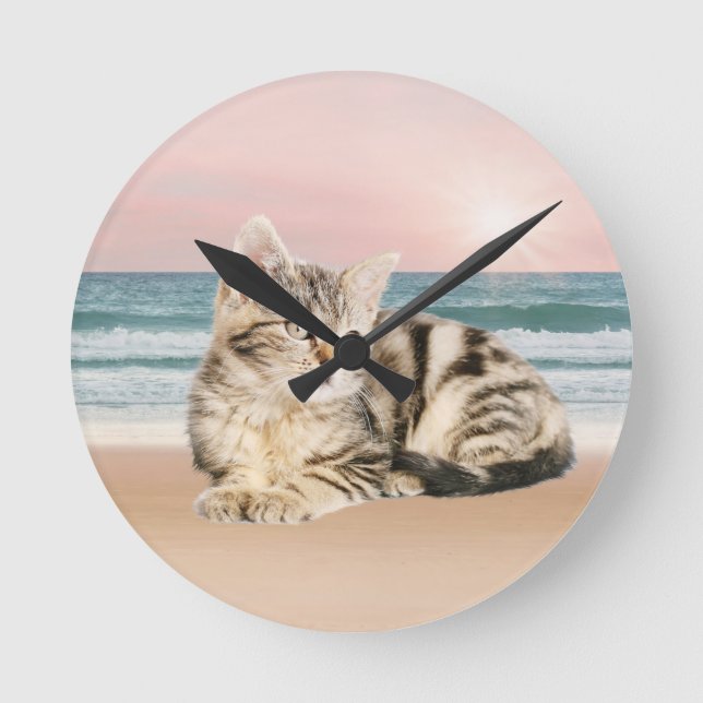 Horloge Ronde Un chat à rayures plus mignon assis sur la plage a (Recto)