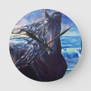 Horloge Ronde Un cheval friésien étalon noir à l'océan jeter le