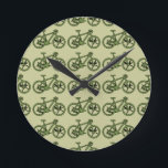 Horloge Ronde un vélo vert<br><div class="desc">A cool bicycle pattern design, for bike lovers - you can change the background color</div>