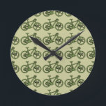 Horloge Ronde un vélo vert<br><div class="desc">A cool bicycle pattern design,  for bike lovers - you can change the background color</div>