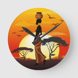 Horloge Ronde Une belle femme africaine Silhouette sur les solei