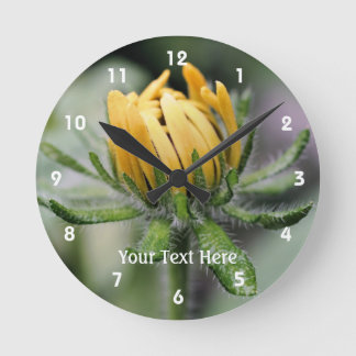 Horloge Ronde Une fleur Susan aux yeux noirs se dépliant