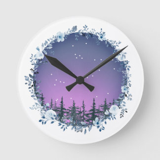 Horloge Ronde Une fois sur un cadran de mur du crépuscule d'hive