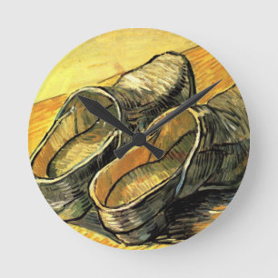 Horloge Ronde Une paire de sabots en cuir par Vincent van Gogh