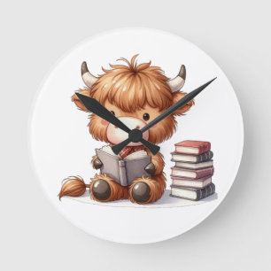 Horloge Ronde Vache des Highlands lisant des livres