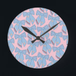 Horloge Ronde Vaches Roses Et Bleues<br><div class="desc">Vaches De Noël Colorées - Rubans Coquette - Rose Et Bleu.</div>