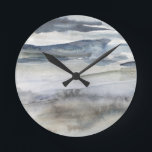 Horloge Ronde Vaporisateur de sel neutre<br><div class="desc">Vaporisateur de sel neutre I de Victoria Borges. Blues et gris se côtoient dans un style aquarelle pour créer de pittoresques collines ondulantes.</div>
