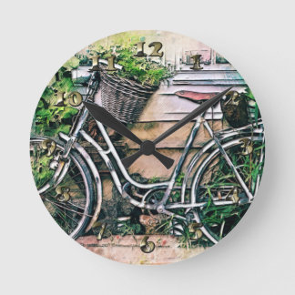 Horloge Ronde Vélos et panier dans le jardin