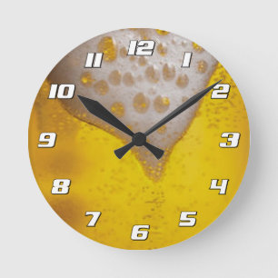 Horloge Ronde Verre de bière avec bulles et mousse avec chiffres