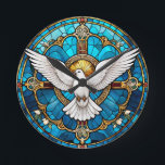 Horloge Ronde Verre de la Croix-Chrétienne<br><div class="desc">Laissez-vous séduire par l'élégance intemporelle de notre horloge murale d'inspiration vitrail. Le design rond présente des détails complexes qui rappellent un chef-d'oeuvre de fenêtre classique. Un motif central, une croix à la montagne, attire l'attention, sur fond de teintes sereines bleues et vertes. Des chiffres romains ornent la face de l'horloge,...</div>