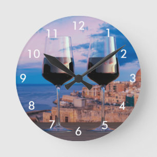 Horloge Ronde Verres à vin avec vue coucher de soleil sur La Val