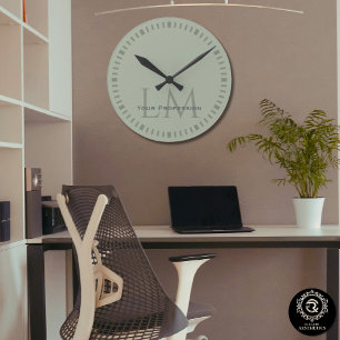 Horloge Ronde Vert Sauge Terreux Monogramme Moderne Biologique