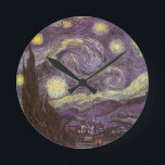 Horloge Ronde Vincent van Gogh - Nuit étoilée<br><div class="desc">Starry Night (1889) de Vincent van Gogh est un post impressionnisme vintage de peinture de paysage d'art. Vue sur une ville dans une vallée la nuit avec les nuages tourbillonnants, les étoiles brillant et une belle lune jaune dorée croissant. Il a été peint pendant la journée de mémoire et est...</div>