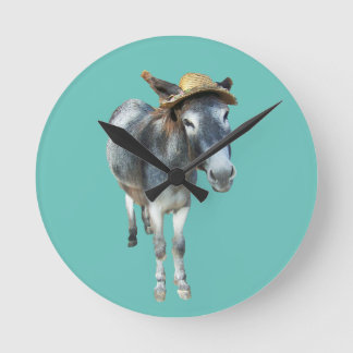 Horloge Ronde Violet l'âne dans Casquette de paille avec fleurs