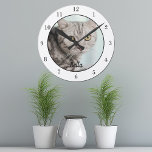Horloge Ronde Votre Chat Personnalisé Photo Cute Pet Propriétair<br><div class="desc">Personnalisez avec la photo de votre chat sur cette horloge murale personnalisée et customisez avec leur nom au bas. Un beau cadeau personnalisé pour un propriétaire de chaton pour immortaliser son amour pour son chaton mignon. Bordé en blanc avec des chiffres noirs.</div>